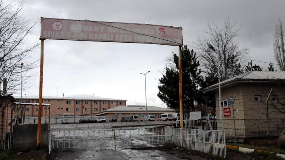 'Şiddet ve cinsel suç mahkûmları pembe odada eşiyle buluşmasın'