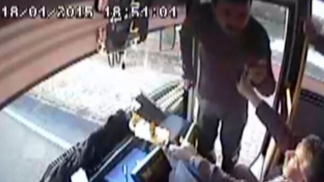 Hareket halindeki otobüsün şoförüne saldırdı!