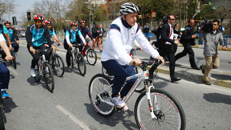 İşte bisiklete bindirmenin yolu!