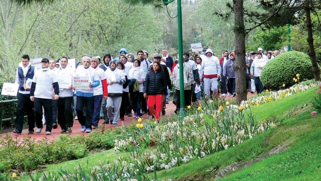 Bahçeşehirlilerden Gölet Park ihalesine 'yürüyüşlü' protesto