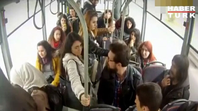 Yolcuları şoke eden şaka!