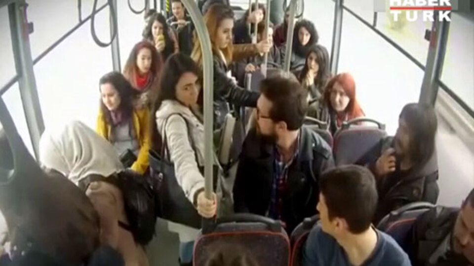 Yolcuları şoke eden şaka!