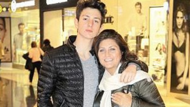 Oğlu boyunu geçti