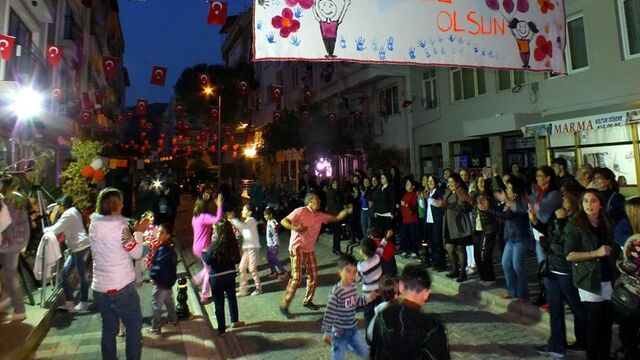 Mahalleliden örnek '23 Nisan' kutlaması