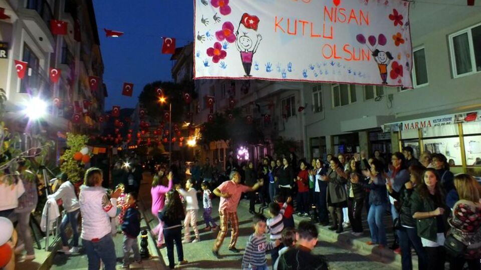 Mahalleliden örnek '23 Nisan' kutlaması