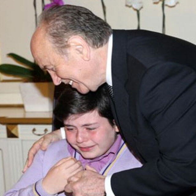 Küçük başkan, ilk talimatını verirken gözyaşlarına boğuldu