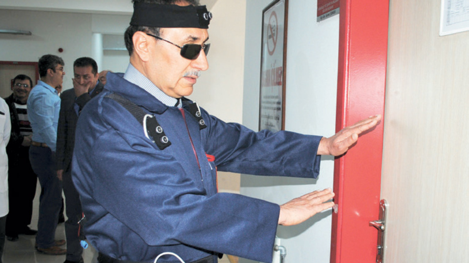 Görme engelliler için sensörlü elbise