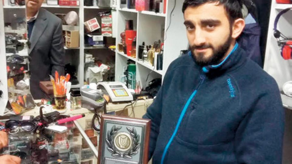 Unutulan eşyalar arasından Kemal Derviş'in plaketi çıktı