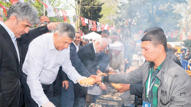 Balık-ekmek dağıttı