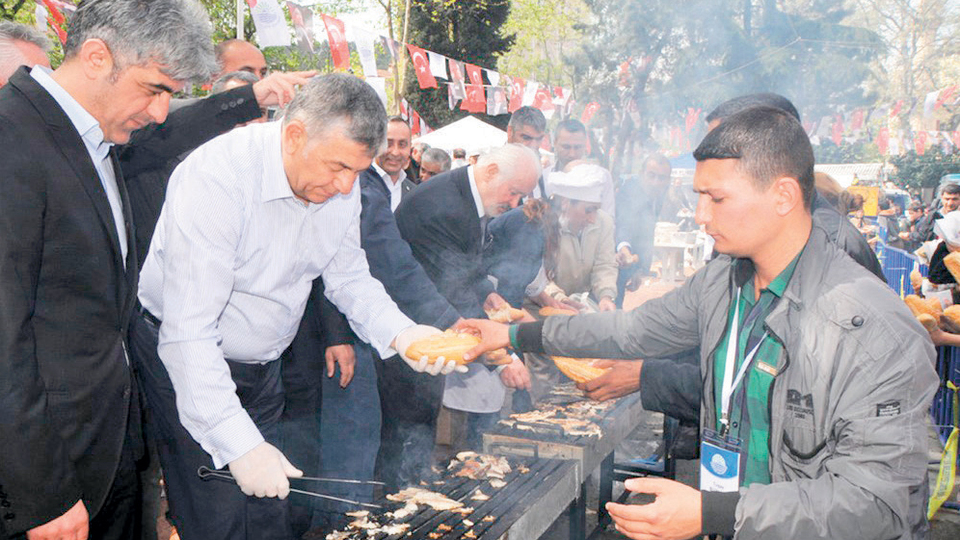 Balık-ekmek dağıttı