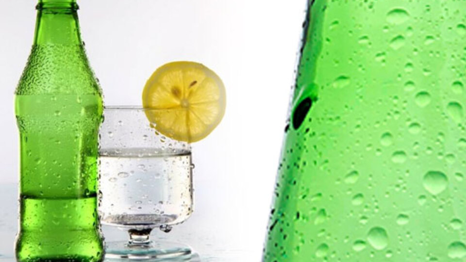 Maden suyunu bardakta içmeyin!