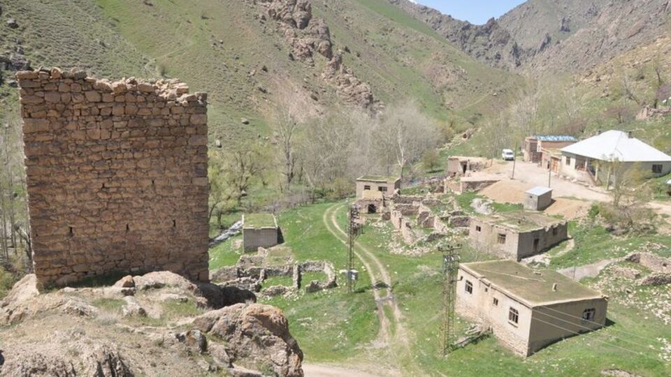 Dedikodu, köyü boşalttı