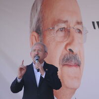 "At çiftliğine para var da..."