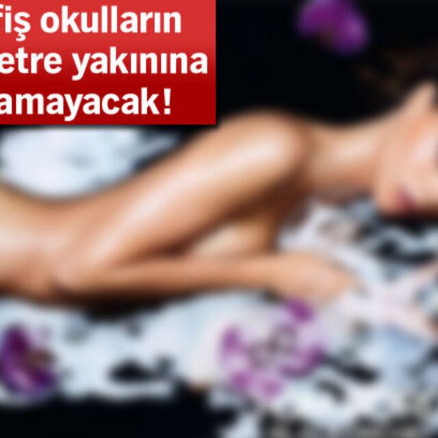 Çıplak afişe okul yasağı!