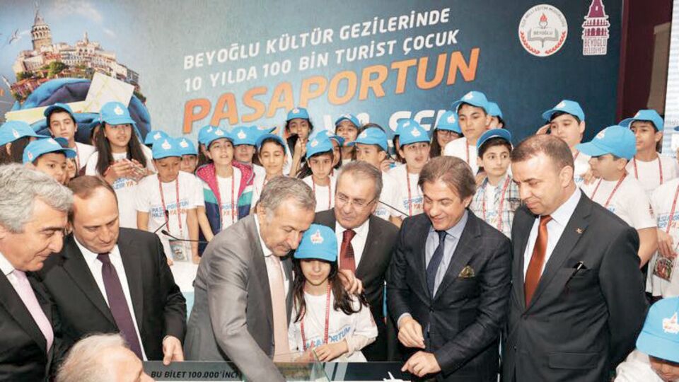 Beyoğlu'na 100 bininci genç turist