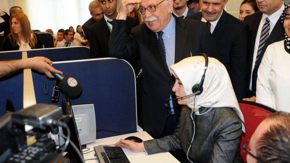 "Alo! Ben Sare buyurun..."
