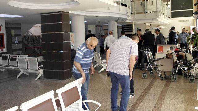 Polis memuru, Başhekim'i kasığından...