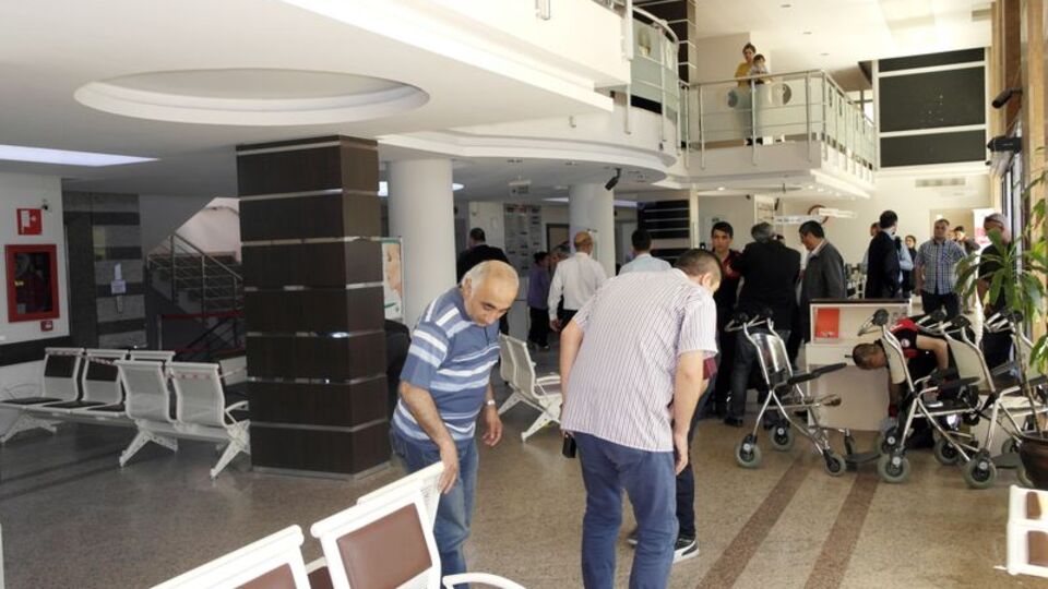 Polis memuru, Başhekim'i kasığından...