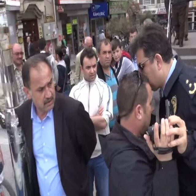 Polis Amiri'nden Gazeteci'ye yumruk