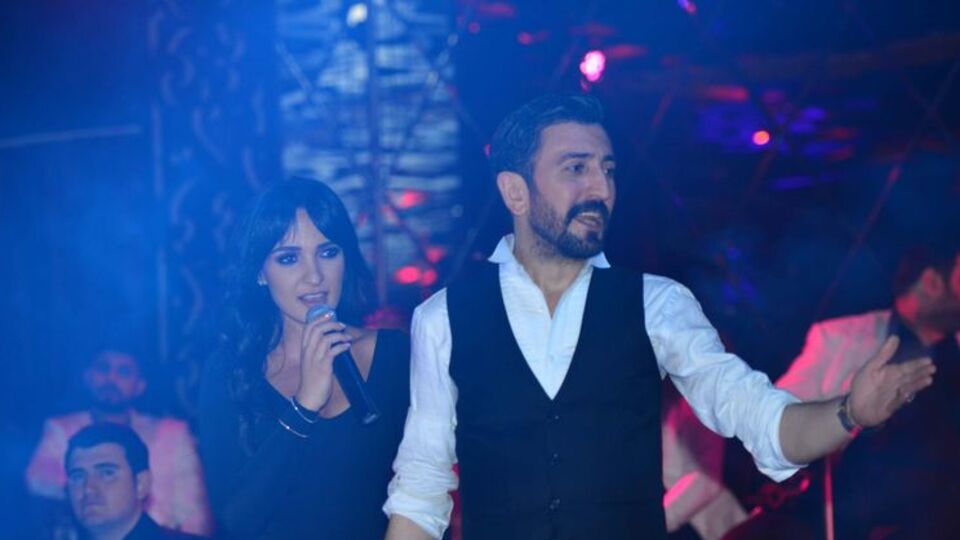 Nişanlısıyla düet yaptı