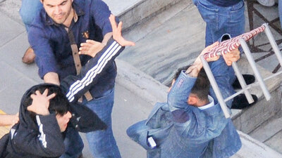 Esnaf, kızlara laf atan gençleri tabureyle dövdü