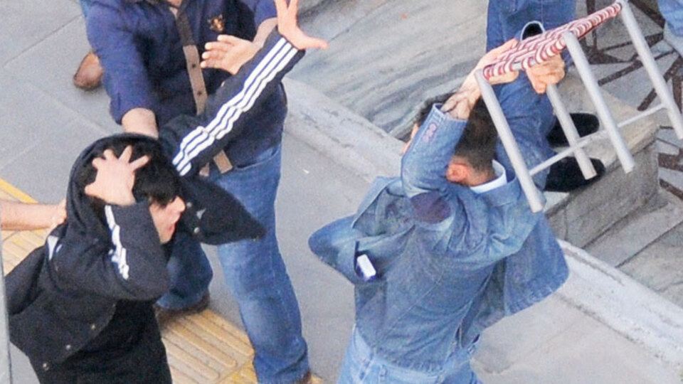 Esnaf, kızlara laf atan gençleri tabureyle dövdü