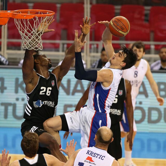 Efes uzatmada galip!