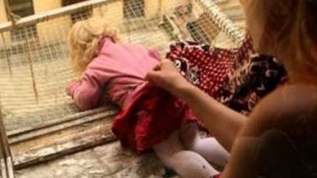 Bebeğini camın kenarında tuttu ve...