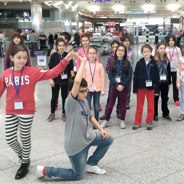 Havalimanında 'Samanyolu' eşliğinde vals gösterisi!
