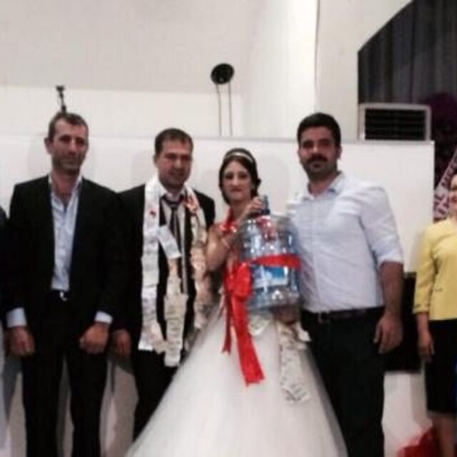 Düğünde takı yerine damacana taktılar