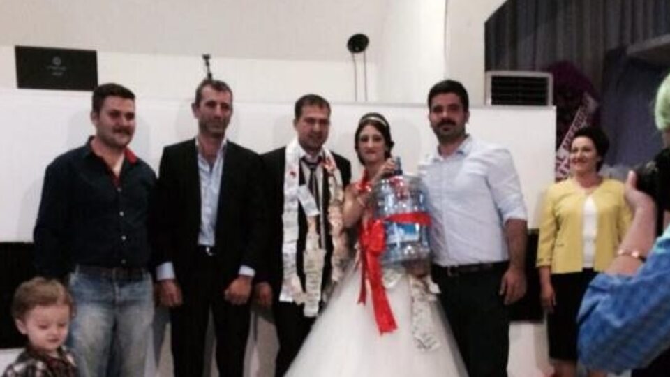 Düğünde takı yerine damacana taktılar