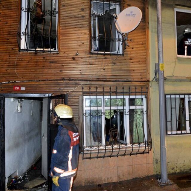 Fatih'te iki katlı ahşap bina alev alev yandı