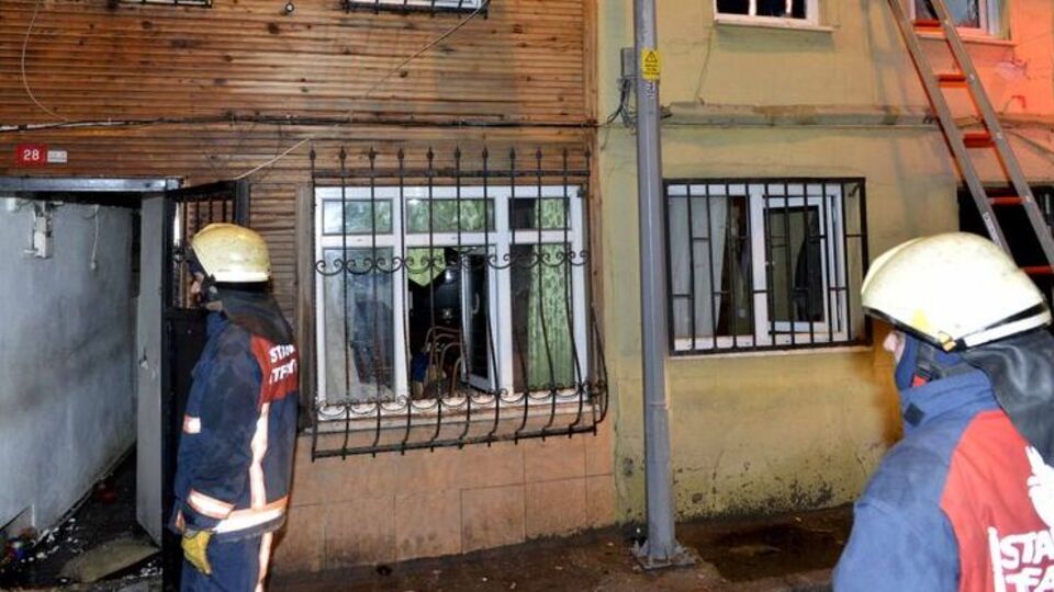Fatih'te iki katlı ahşap bina alev alev yandı