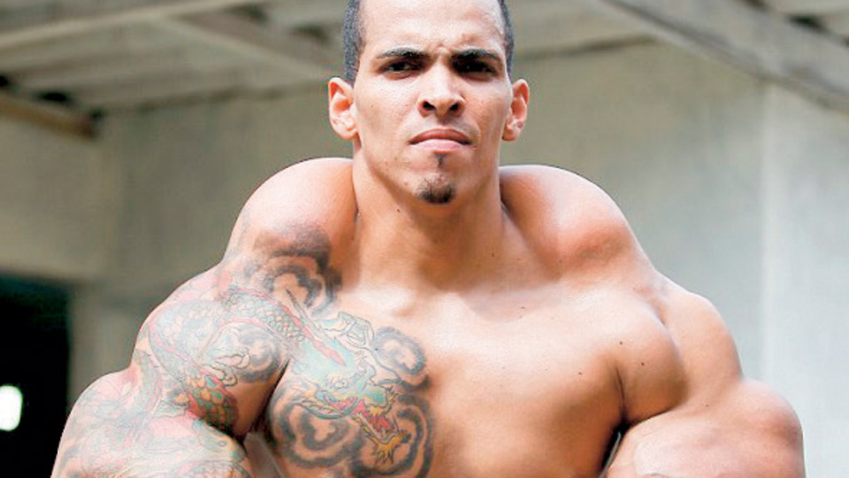 Hulk olayım derken kollarından oluyordu