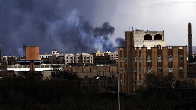 Yemen'de koalisyon uçakları polis okulunu vurdu