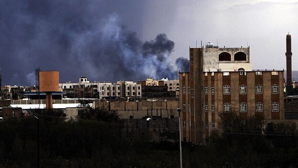 Yemen'de koalisyon uçakları polis okulunu vurdu