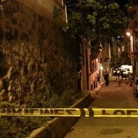 Genç şarkıcı evinde ölü bulundu!