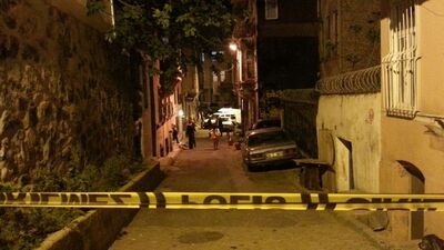 Genç şarkıcı evinde ölü bulundu!