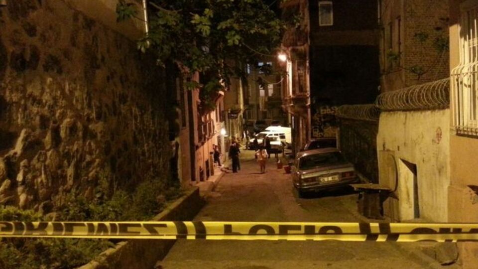 Genç şarkıcı evinde ölü bulundu!