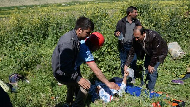 Tarım işçilerini taşıyan minibüs devrildi
