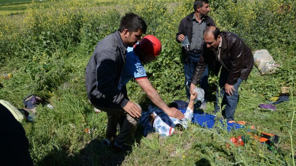 Tarım işçilerini taşıyan minibüs devrildi