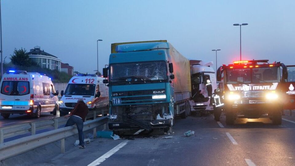 Beylikdüzü'nde 3 TIR birbirine girdi!