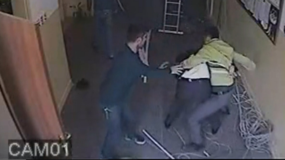 Karısını ve oğlunu dışarı çıkarttı