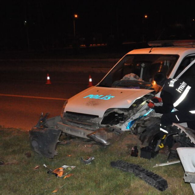 Polis aracı otomobille çarpıştı: 4'ü polis, 8 yaralı