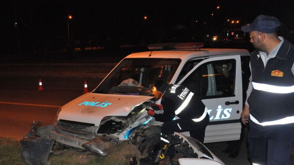 Polis aracı otomobille çarpıştı: 4'ü polis, 8 yaralı