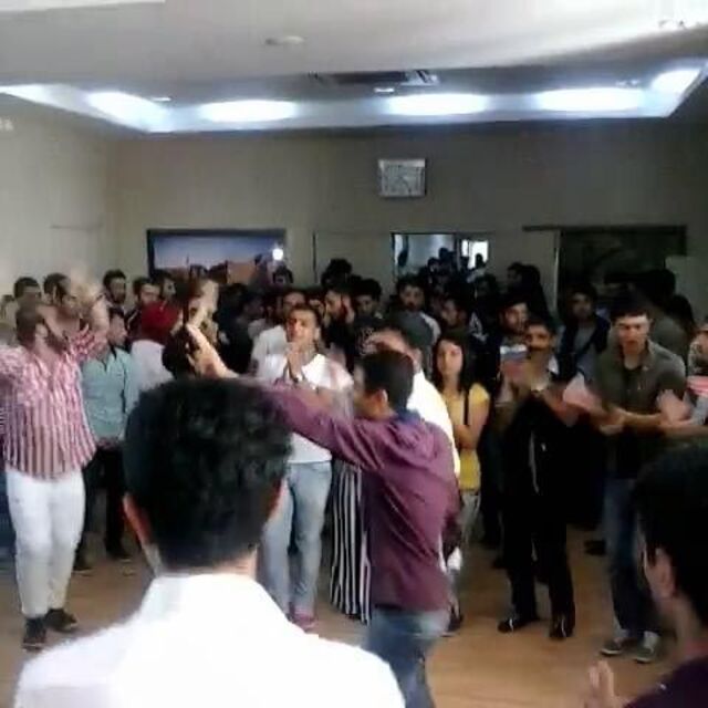 Rektörün odasını basıp halay çektiler!