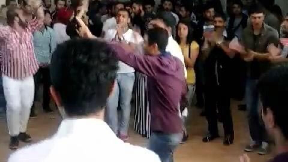 Rektörün odasını basıp halay çektiler!