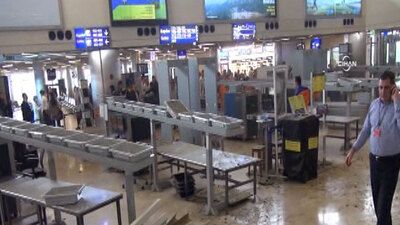 Havalimanında asma tavan çöktü