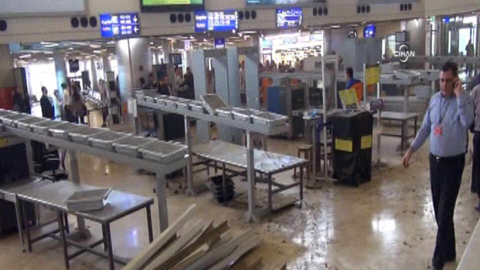 Havalimanında asma tavan çöktü