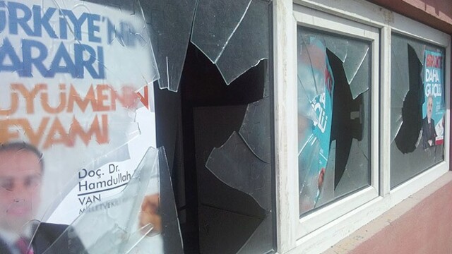 Van'da AK Parti bürosuna taşlı saldırı